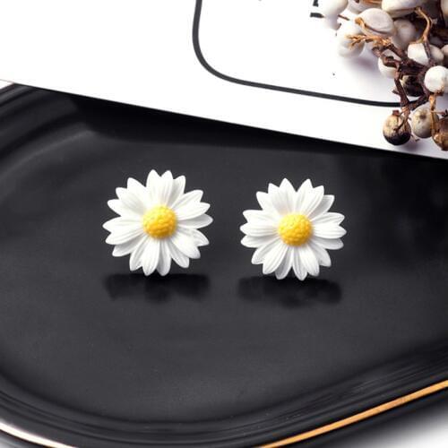 New Fashion Jewelry Cute Little Daisy Flower Earrings Small Fresh Bohemian Earrings Temperament Wild Female Elegant Earrings