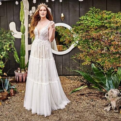 2021 Long Boho A-Line Backless Wedding Dress 3D Applique Spaghetti Straps Beach Bride Dress Princess Floor Length Wedding Gowns