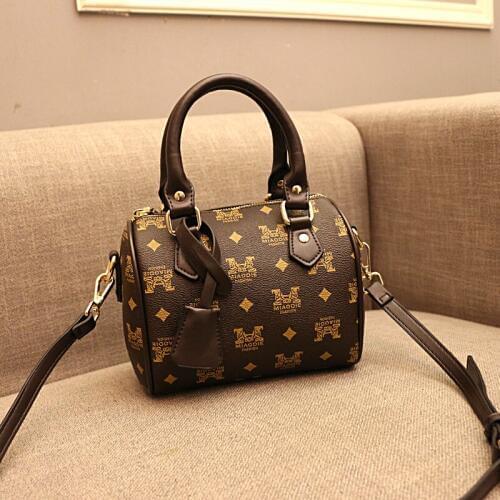 Womens Handbags Boston Bags Ladies Tassel Button Messenger Bags Leather Shoulder Bags Designer Bucket Bag Fashion Mini Pillow