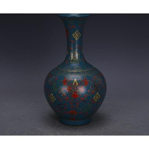 Malachite green enamel flower pattern plum vase in Yongzheng period of the Qing Dynasty