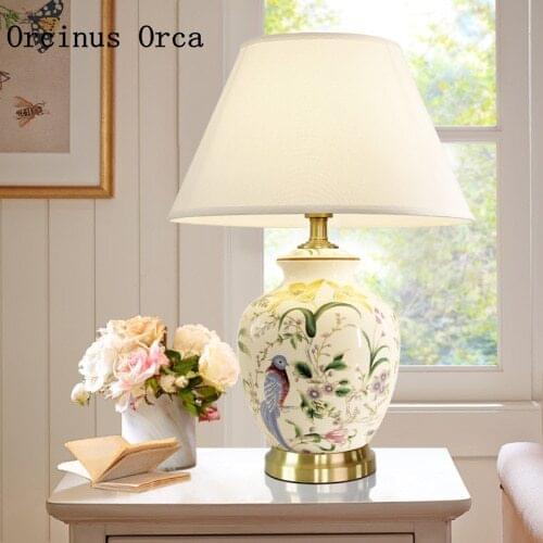 High-end custom-made American-style painted ceramic desk lamp bedroom bedside lamp the latest flower bird decorative desk lamp
