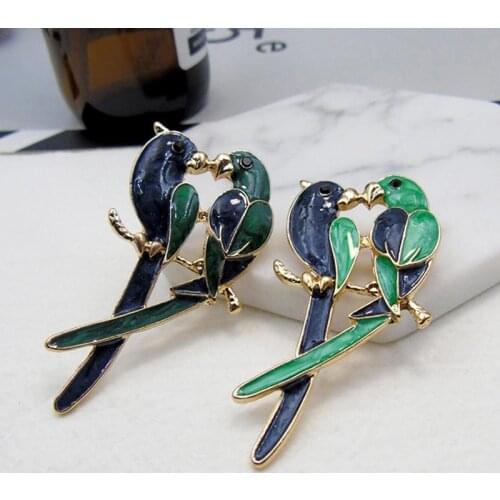 Lovely Parrot Brooch Bird Animal Brooch Unisex Scarf Accessories Birds Party Weddings Banquet for Women and Men Cloth Pin Trendy
