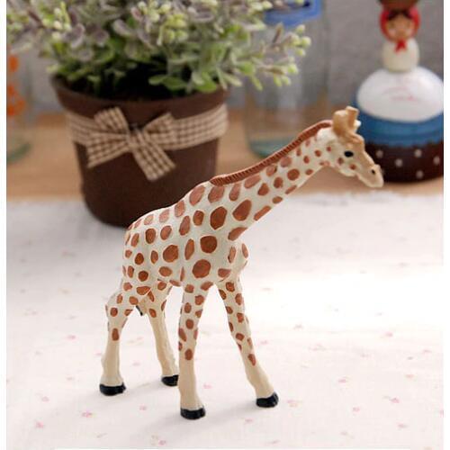 Creative ornament giraffe resin decoration shooting props photograph figurine statuette animal statue lovely giraffe about 14CM