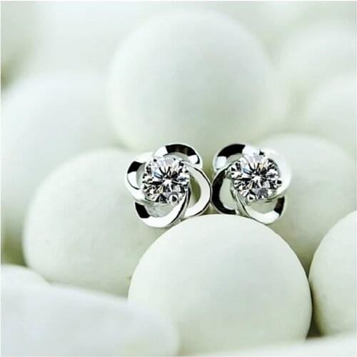 Huitan Beautiful Flower Shaped Earrings Studs for Women Solitaire Cubic Zirconia Elegant Accessories Daily Wear Fashion Jewelry