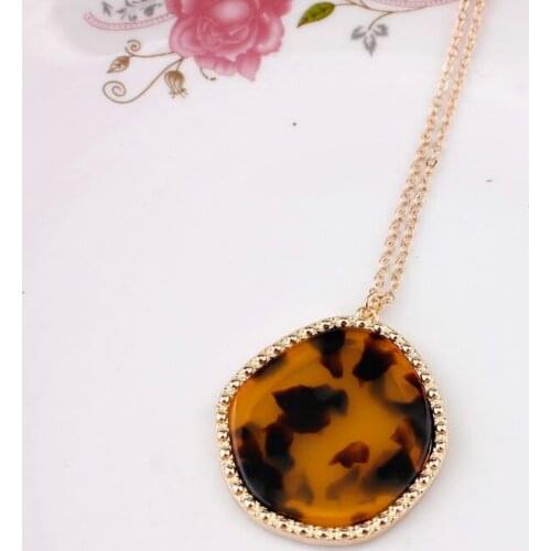 2020 New Oval Leopard Pendant Long Necklace Fashion Jewelry for Women Acetate Statement Necklace Wholesale