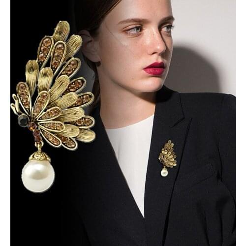Women Jewelry Fashion Artificial Pearl Drop With Butterfly Brooch For Women Personalized Gold Pin Brooches Accessory Gift