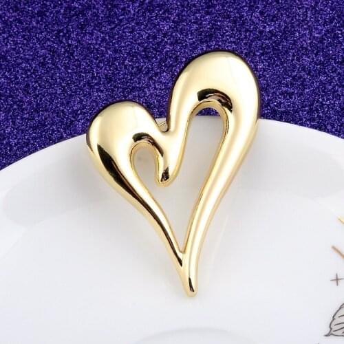Fashion Gold Alloy Simple Heart Brooches Jewelry Luxury Cardigan Shawl Scarf Buckle Suit Lapel Pin Wedding Clothing Accessories