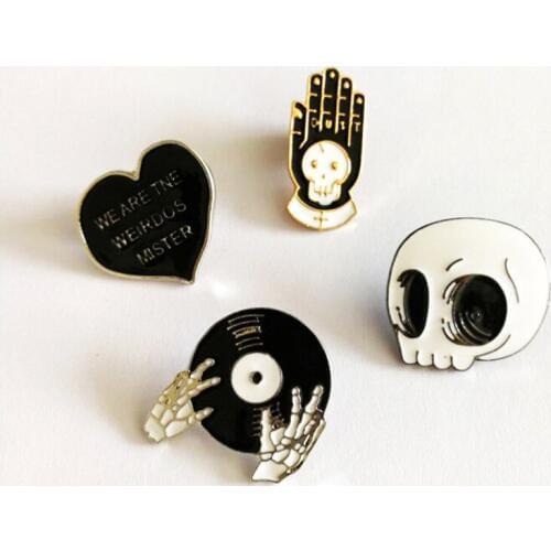 2019 Halloween 4pcs/set New kull Hand CD Brooches Pin Set Enamel Collar Badge Pin Homme Heart Broaches Clothing Accessories