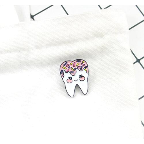 Fashion Cartoon Lapel Enamel Badges Cute White Tooth Smiley Face Brooch Shy Teeth Badge Gifts for Women and Man 1PC