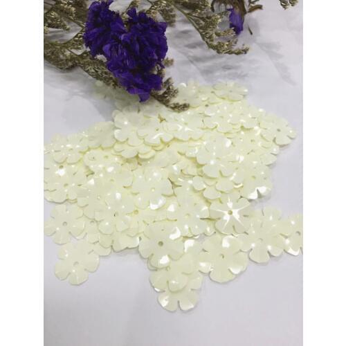 500pcs/lot Flower Sequins 14mm PVC Decoration Sewing DIY Wedding Craft Scrapbook For Clothing Creamy White Beige