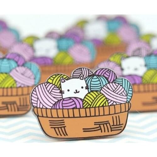 Cat in the Yarn Basket Knitting Enamel Brooch Pin Backpack Hat Bag Lapel Pins Badges Women Mens Fashion Jewelry Accessories