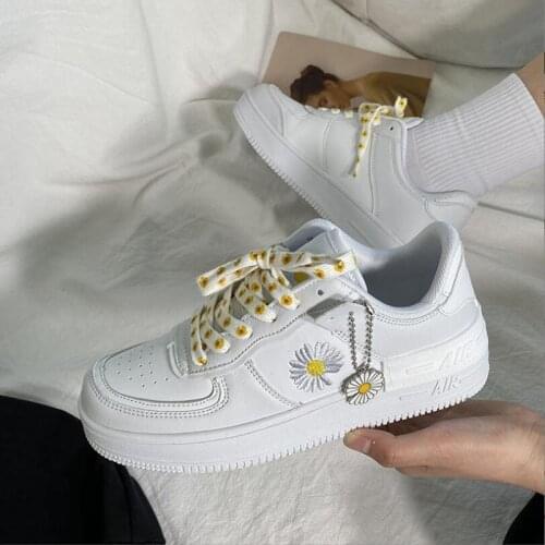 2021 Spring Korean xue sheng ban xie wang Red Little Daisy Sports Shoes White Shoes Woman Shoes Sneakers