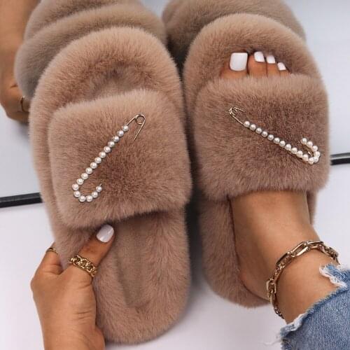 Women Furry Indoor Slippers Pearl Brooch Decor Fluffy Slides Platform Faux Fur Sandals Flat Flip Flops Designer Fashion Shoes
