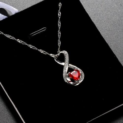 Wholesale 2 Eternal 8 Red Heart Zircon Pendant Shiny Crystal Zircon Necklace Clavicle Chain Ladies Fashion Jewelry Gift