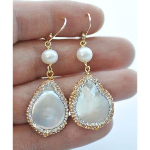 P7660 25mm White Coin & Round Pearl Dangle Earring cz