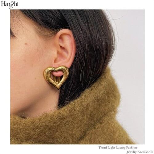 Women Hollow Embossed Eart-shaped Ear Clip French Retro New Fashion Light Luxury Love Earrings Jewelry Hangzhi 2021