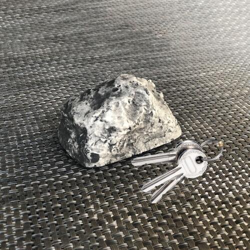 Outdoor waterproof garden lawn key hidden box Camouflage stone case Rock key box Resin storage house