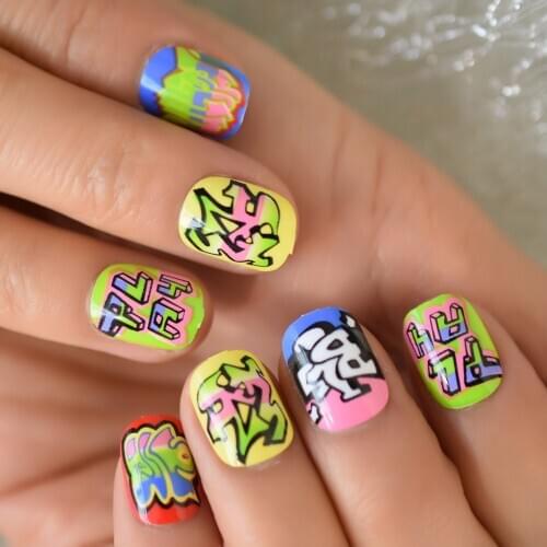 Short Round Fake Nail Art Tips Designed Colorful Green Hip-hop Style Nail Salon Full For Festival Fingernails