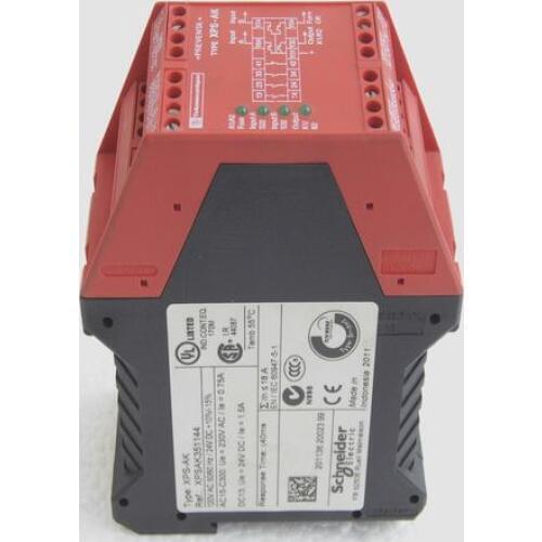 * * Safety relay XPSAK351144