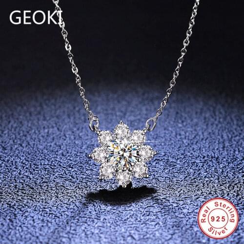 Geoki 925 Sterling Silver Passed Diamond Test Perfect Cut 1 Ct D Color VVS1 Moissanite Snowflake Pendant Necklace Chain for Girl