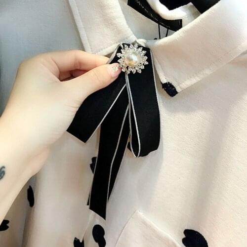 Womens Fashion Bow Brooch Floating Tie Pins Pearl Rhinestones Brooches for Women Lapel Pin Corsage Fabric Clothing Jewelry