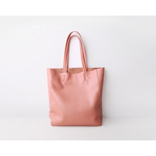 The new 2019 tote tote bag features a simple, high-volume soft leather bag that can go with a large leather bag