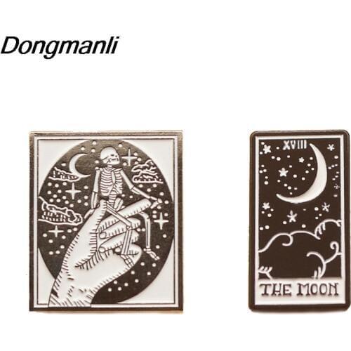 P4552 Dongmanli The Moon Tarot Card Enamel Pin Brooches Women Collar Lapel Bags Jacket Badge Gifts Jewelry Metal Zinc Alloy