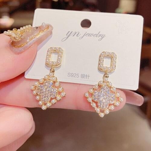 South Korea Dongdaemun diamond shaped zircon four-leaf flower eardrop popular temperament fashion imitation bead earrings earrin