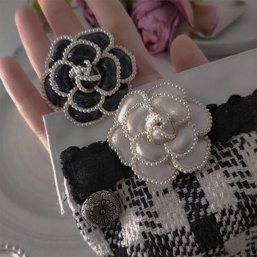 Fashion Atmosphere Pearl Drop Oil Flower Brooch Retro Fashion Temperament Design Clothing Accessories Female Best Friends Gifts
