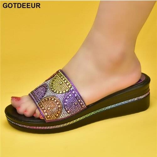 Glitter Slippers Women Summer Sandals Bling Female Flip Flops Beach Diamond Flat Shoes Outdoor Sandals Rhinestone Elegant Pumps