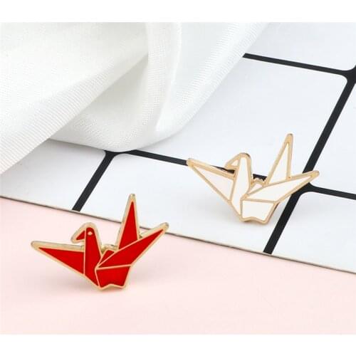 Cute Lucky Origami Brooches Paper Crane Enamel Pins Metal Custom Button Jewelry Backpack Lapel Badge Best wish For Friend Couple