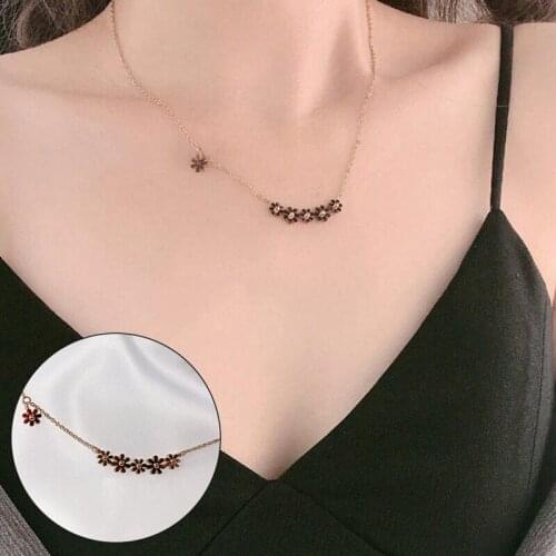 European and American Delicate Small Daisy Necklace Six Little Daisy Necklace Stainless Steel Rose Gold Color Pendant Necklaces