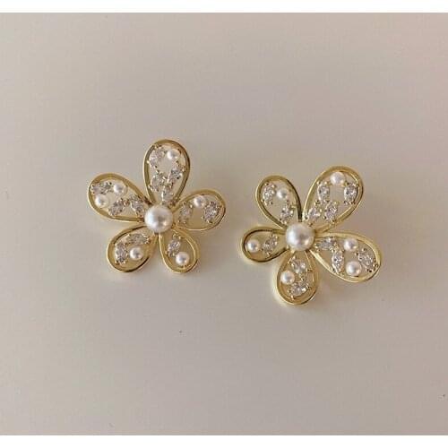 Korean Fashion Exquisite Gold Plated Metallic Zircon Pearls Hollow Out Flower Stud Earrings for Women Statement Simple Jewelry