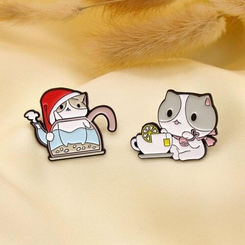 Creative Cartoon Funny Cat Taking A Bath In Kettle and Fish Tank Leisure Time Lemon Tea Drinking Cute Animal Brooch Accessories
