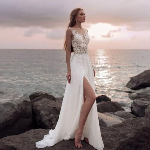 Charming Boho Beach Lace Bridal Wedding Gowns Side Slit Illusion Bateau Neckline Buttons Back Appliqued Wedding Dress for Bride