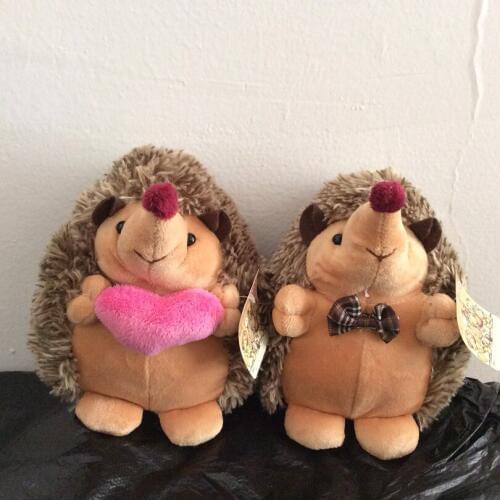 Free shipping 1pair 17cm Pedgehog Couple Stuffed animals Plush Toys Tie hedgehog+Holding heart hedgehog Soft doll