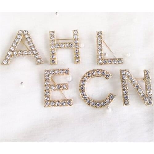 26 Letter Brooch Suit Scarf Buckle Badge Corsage Crystal Brooch For Women Accessories New Fashion Metal Jewelry Gifts