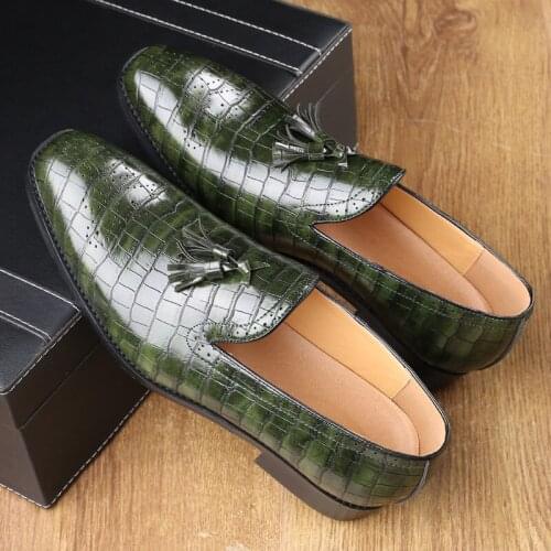 Mens Loafers British Pointed Toe Formal Wear Leather Shoe Covers Foot Tassel Cloth Carved Roque Shoe Mens Casual Shoes Size 48