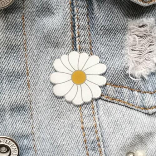 Kpop Shirt Brooch Vintage Daisy Lapel Pins For Women Cute Acrylic Jewelry Badges Gifts Scarf Buckle Hat Shirt Accessories