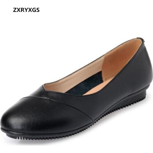 Promotion 2021 New Spring Soft Sole Light Comfortable Mothers Shoes Flat Shoes Large Size Black White Casual Shoes Woman Flats