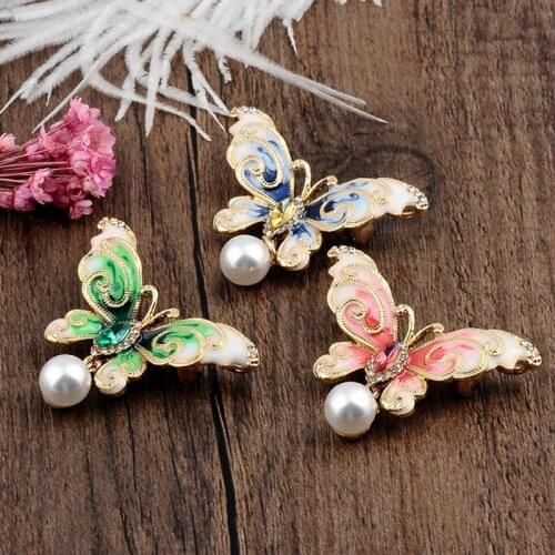 Fashion Butterfly Brooch Pins Pearl Pendant Brooches for Women Insect Rhinestone Enamel Pin Lady Coat Clothing Accessories Gifts