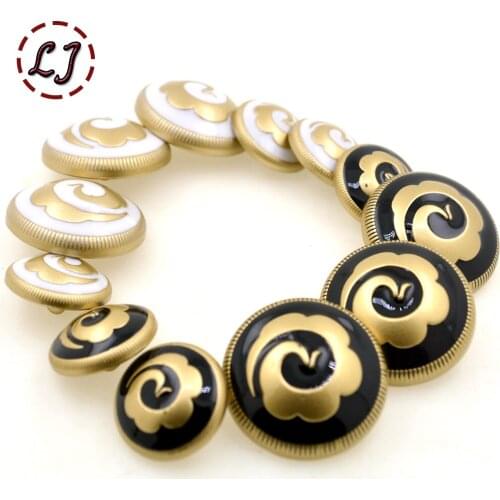 Hot sale new fashion decorative buttons high quality black white sewing buttons for women shirt suit overcot accessories DIY