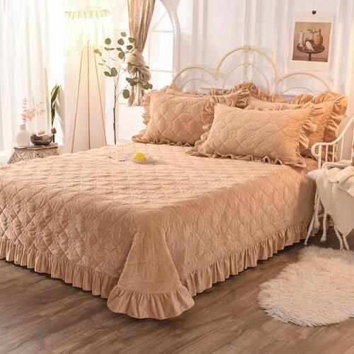 1pcs Soft velvet Bedspread on the bed plaid thicken blanket winter bed cover Ruffle Coverlet Sofa cover Bedspreads for bed sheet