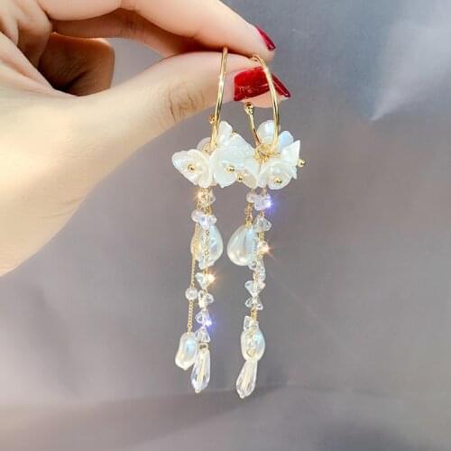 Petal pearl long earrings fashion earrings pendant earrings Korean fashion earrings are the best gift for ladies