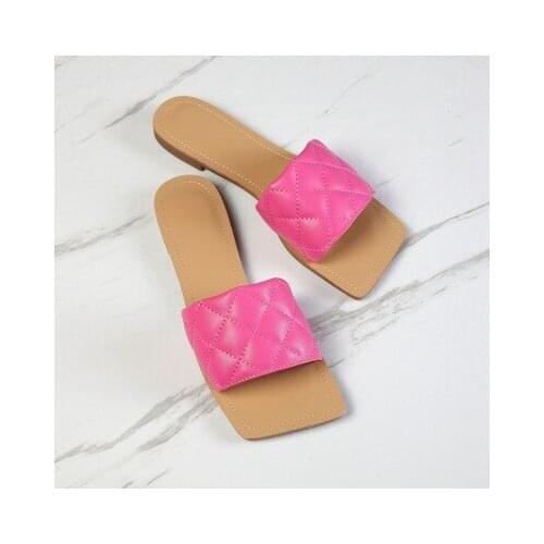 2021 New Ladies Summer Flat Slippers Square Toe Leaky Toe Diamond Pattern Slippers Outdoor Beach Casual Ladies Flat Sandals