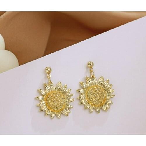 Retro Simple Artistic Sunflower Clip on Earrings Korean Simple Temperament Metal Gold Color Flower Clip Earrings No Piercing