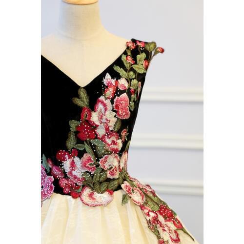 100%real velvet embroidery flower lace veil ball gown medieval dress Renaissance Gown princess Victoria belle ball