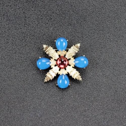 Vintage Cross Brooch Western Roman Engraved Baroque Byzantine Palace Female Metal Badge Suit Lapel Pin Women Bag Hat Accessories