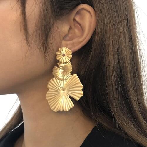 Hot-Selling Hot-Selling Earrings Metal Texture Small Daisy Creative Earrings High-End Big-Name Earrings