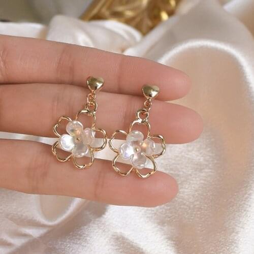 New Arrival Trendy Round Gold White Crystal Stud Earrings Sweet Flower Circle Jewelry Fashion Gift for Women